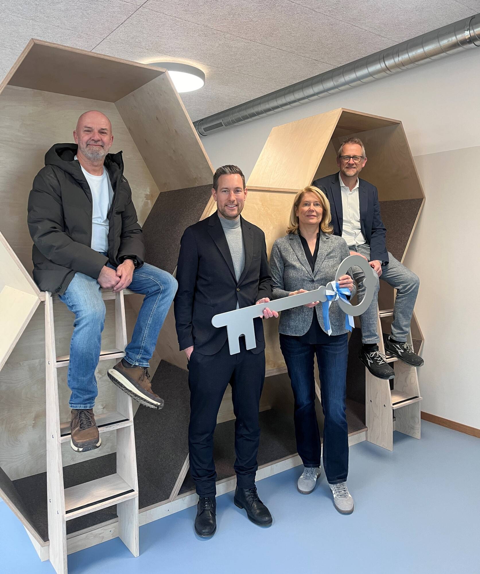 Schl&uuml;ssel&uuml;bergabe neues Betreuungsgeb&auml;ude Schule Herti