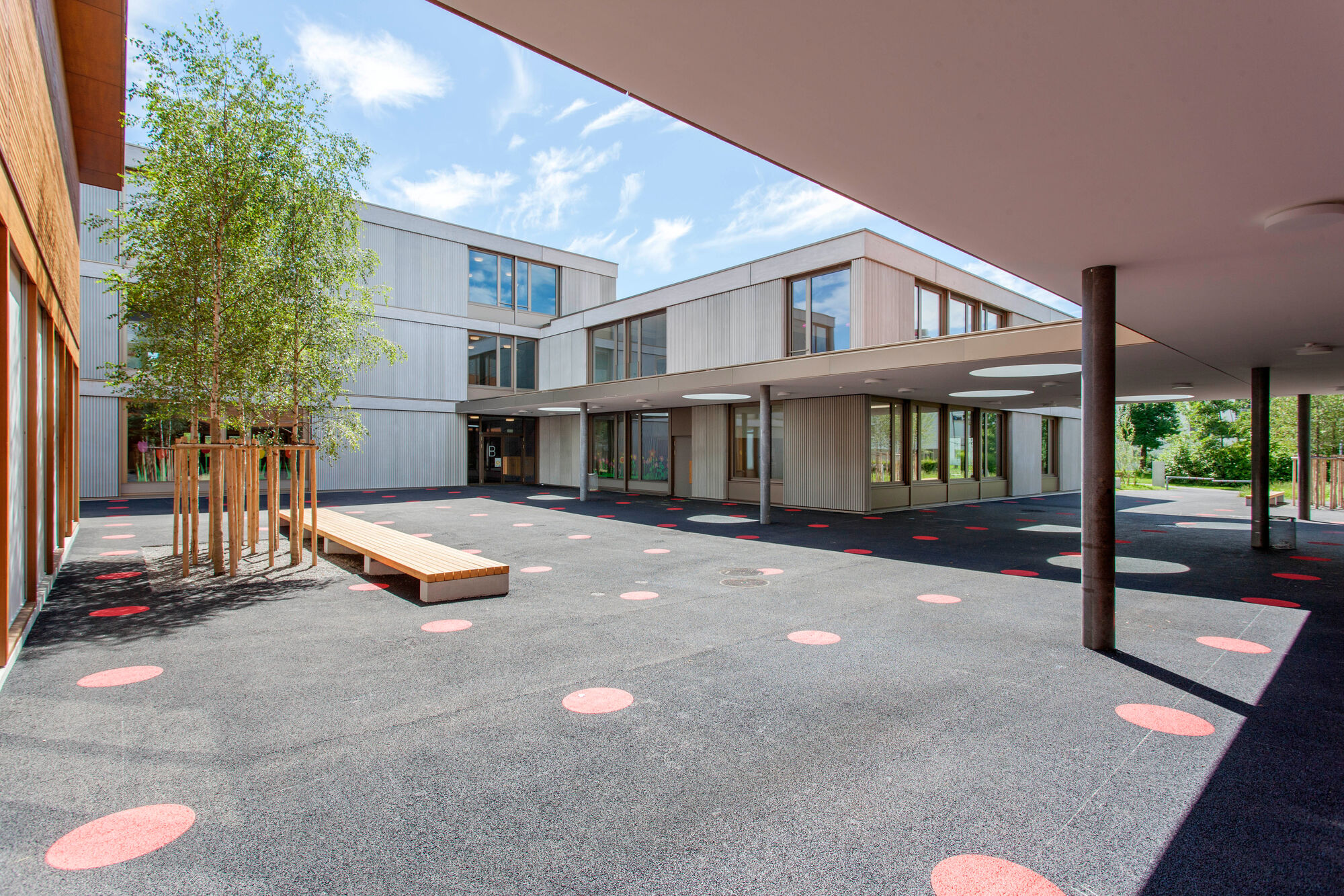 Aussenansicht Schule Riedmatt mit Innenhof