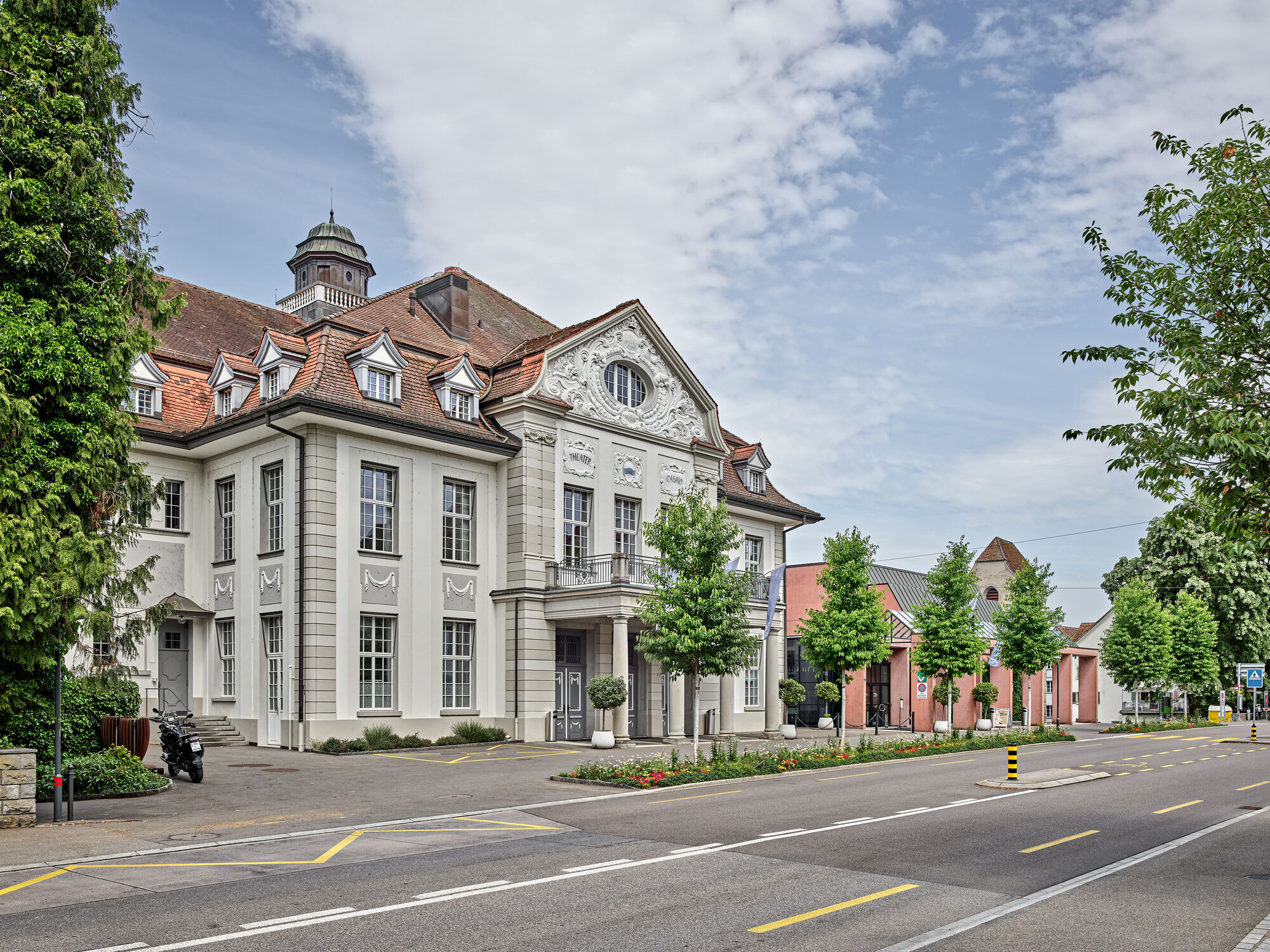 Aussenansicht beide Geb&auml;udeteile (Foto Roger Frei 2026)